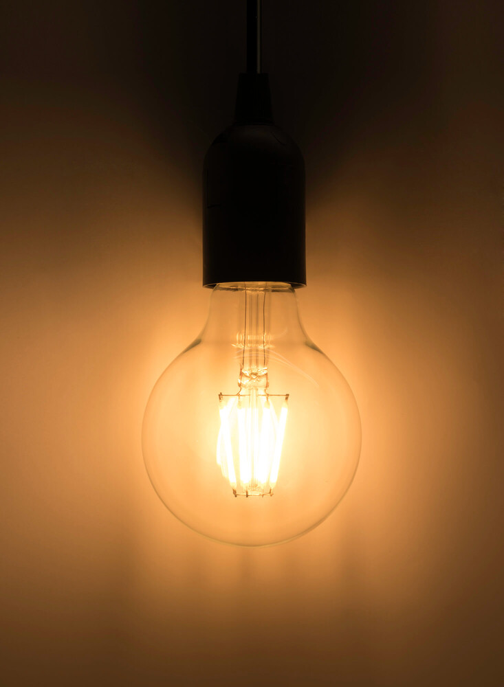 Hochwertiges LED Filament Leuchtmittel von LED Universum in E27 mit 8W - stylisches und energiesparendes Leuchtmittel