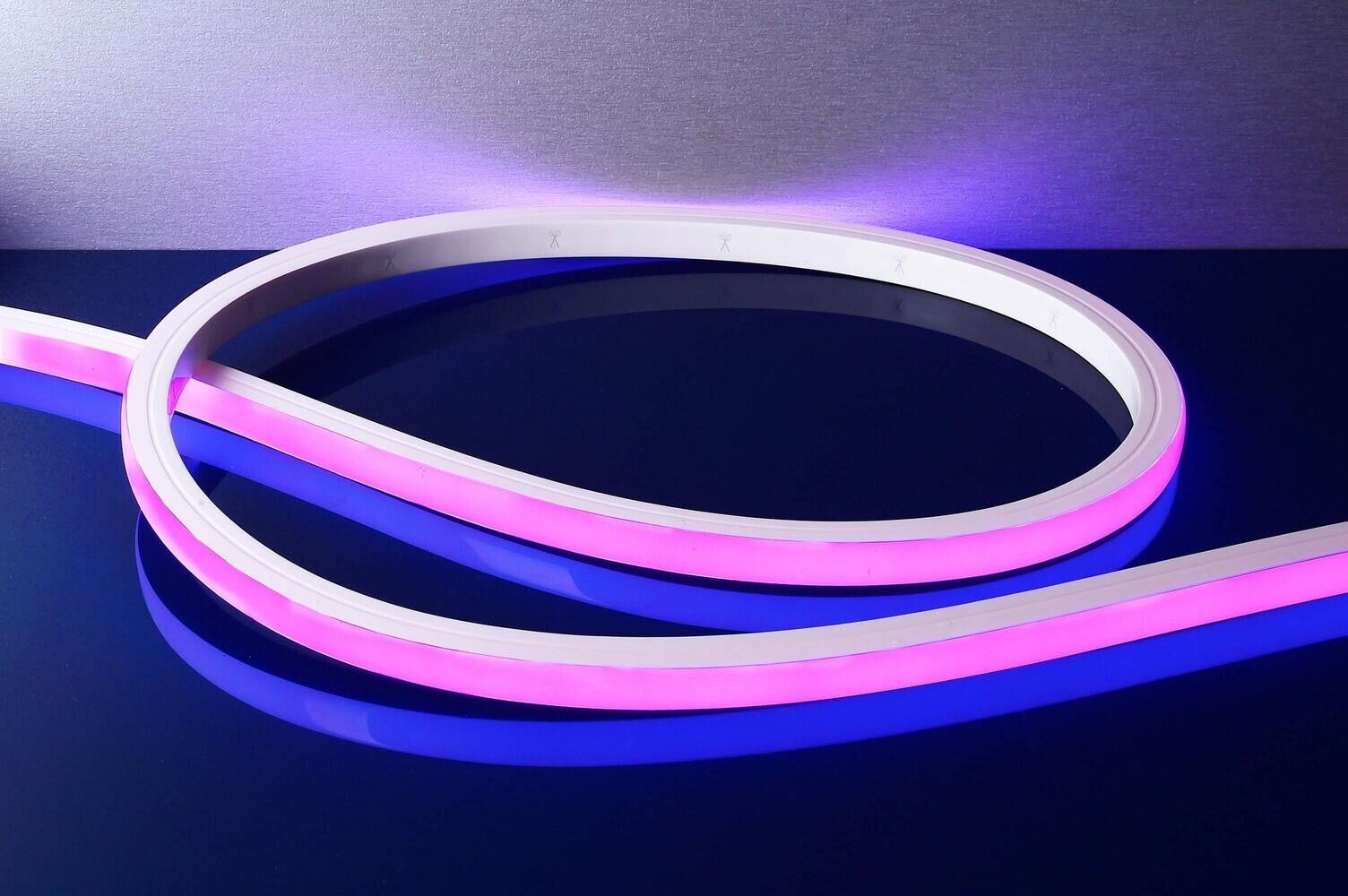 Bild von einem flexiblen und farbenfrohen LED-Streifen von Deko-Light