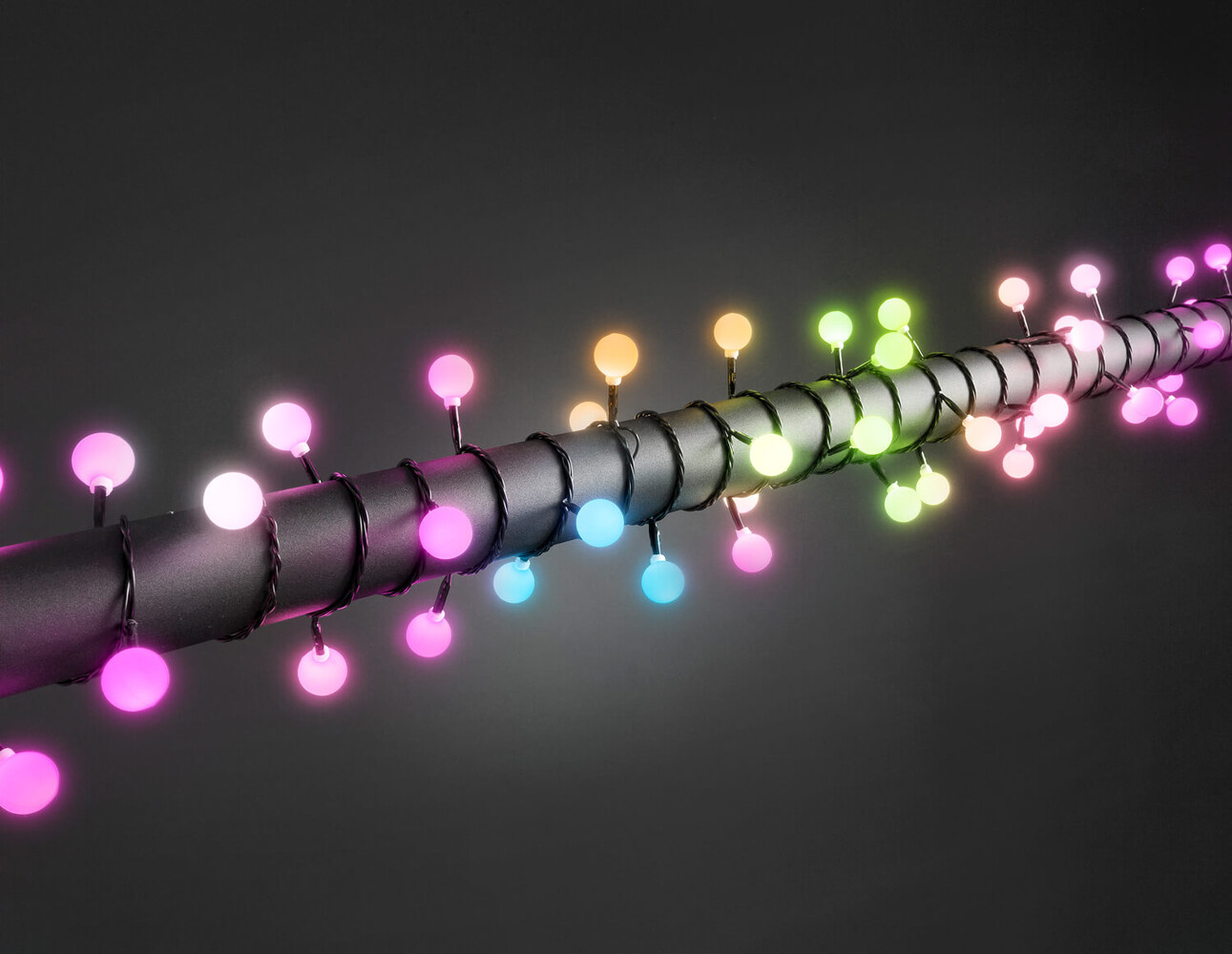 Leuchtende LED-Globelichterkette von Konstsmide mit Farbwechsel-Funktion und großen runden Dioden