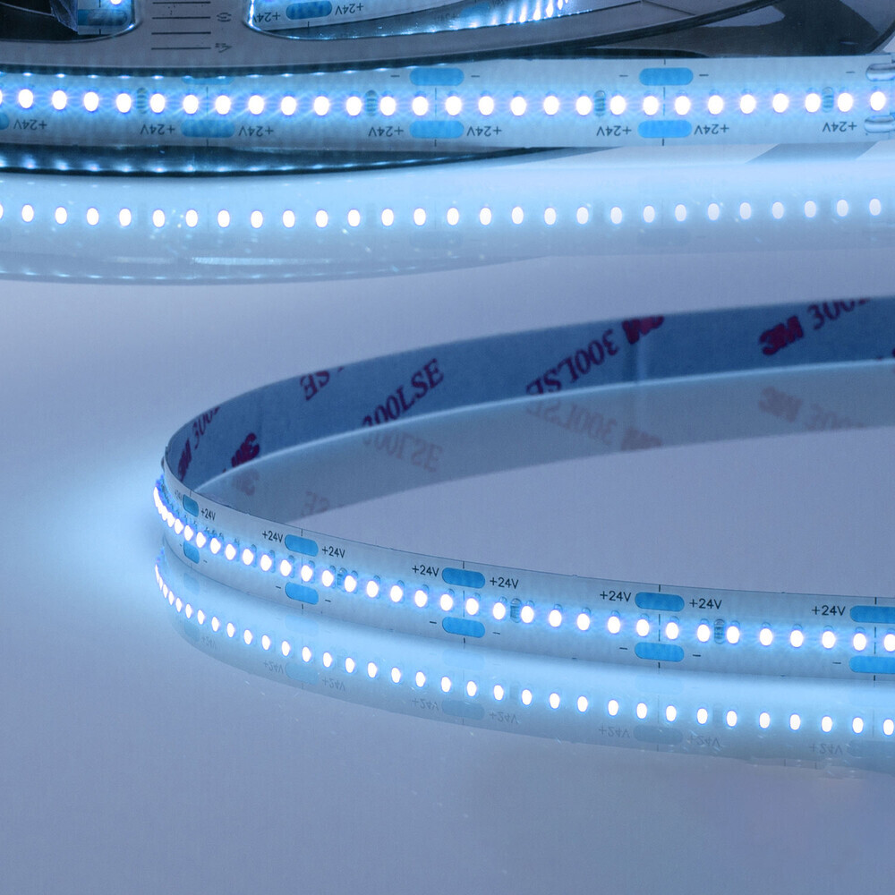 Leuchtintensiver LED Streifen in Blau von Isoled