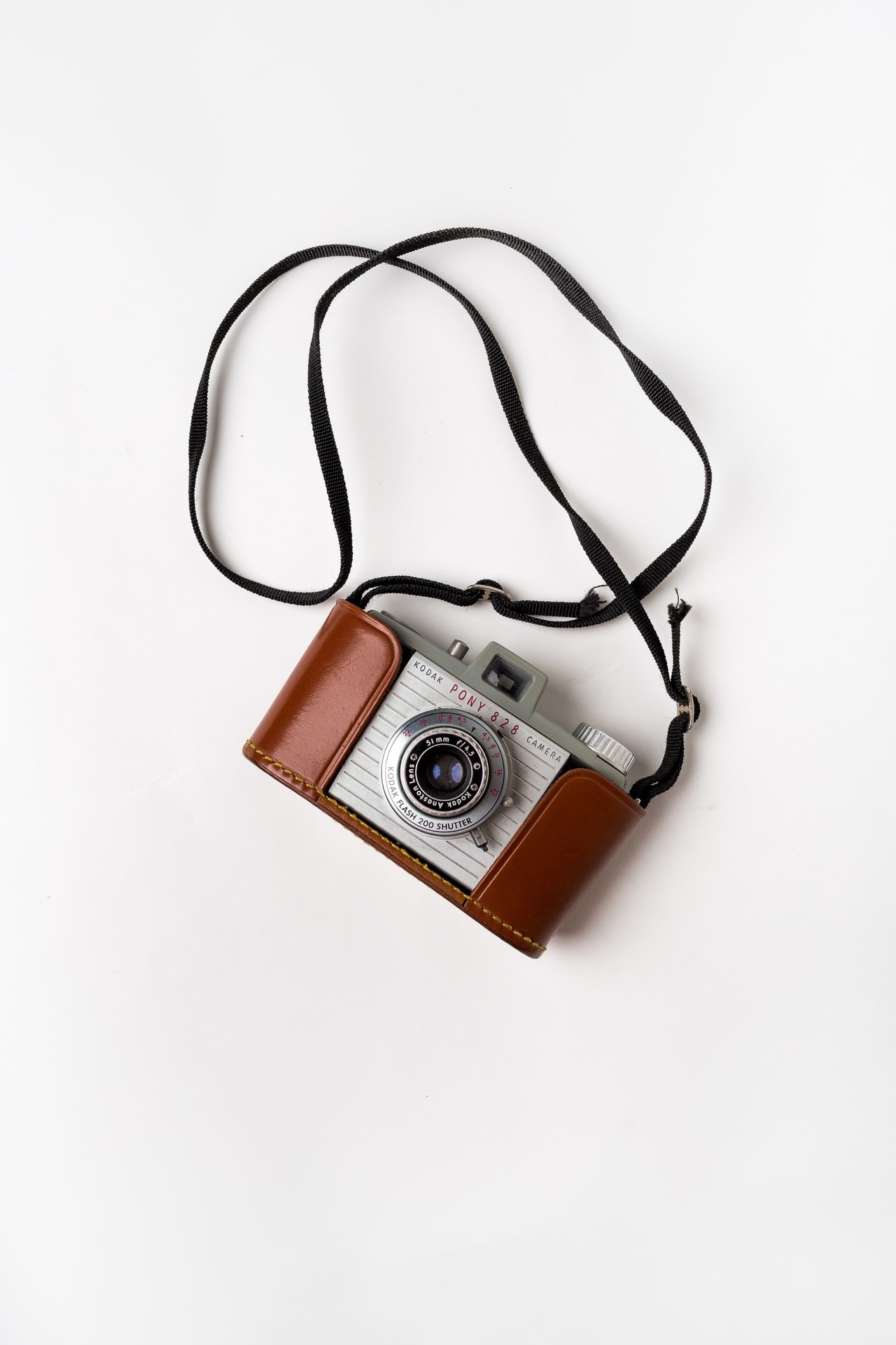 Alte Kodak-Fotokamera mit Lederschutzhülle und Lederriemen