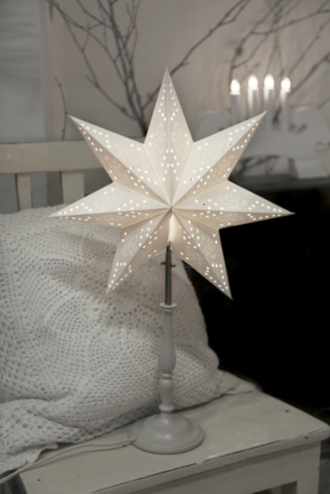 Stilvolle Stehlampe von Star Trading aus hellem Holz und weißem Papier, im romantischen Ministar Design