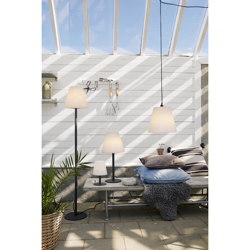 Weiße und graue LED Gartenlampe von Star Trading mit anspruchsvollem Design für verbesserte Außenbeleuchtung