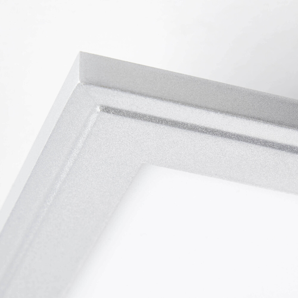Silbernes, quadratisches LED Panel von Brilliant im Deckenaufbau