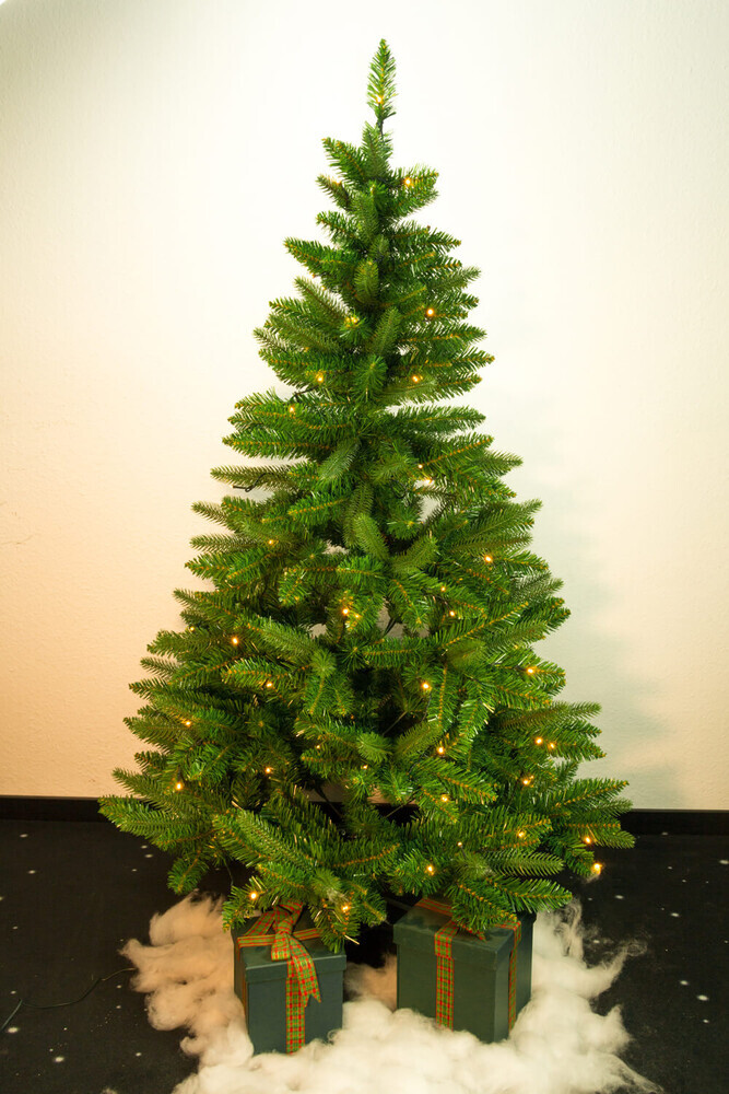 Beleuchteter Weihnachtsbaum von Star Trading, prachtvoll geschmückt mit 210 LEDs
