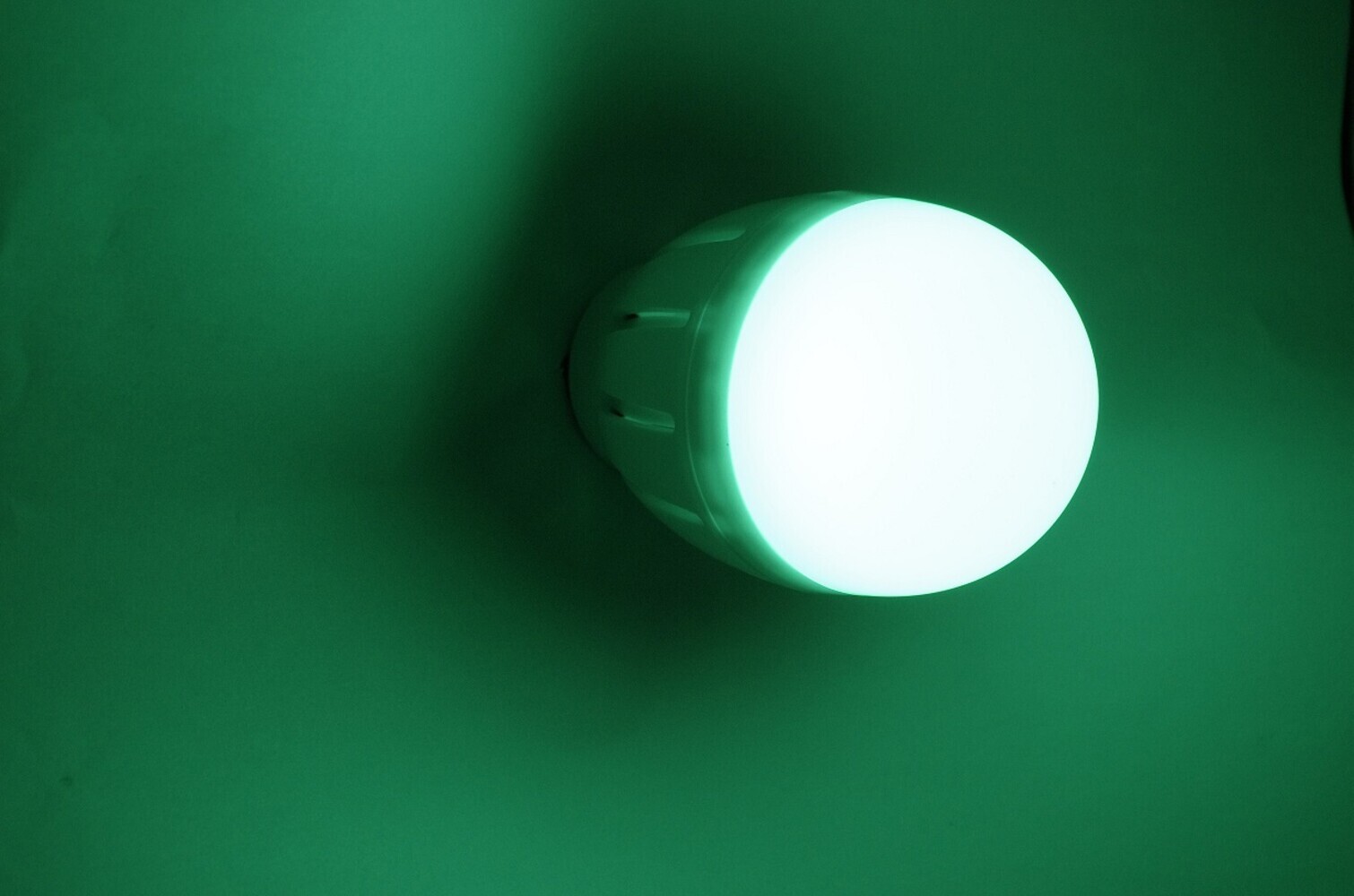 RGBW LED Birne mit 6 Watt von LED Universum - Leuchtmittel in ansprechender Optik