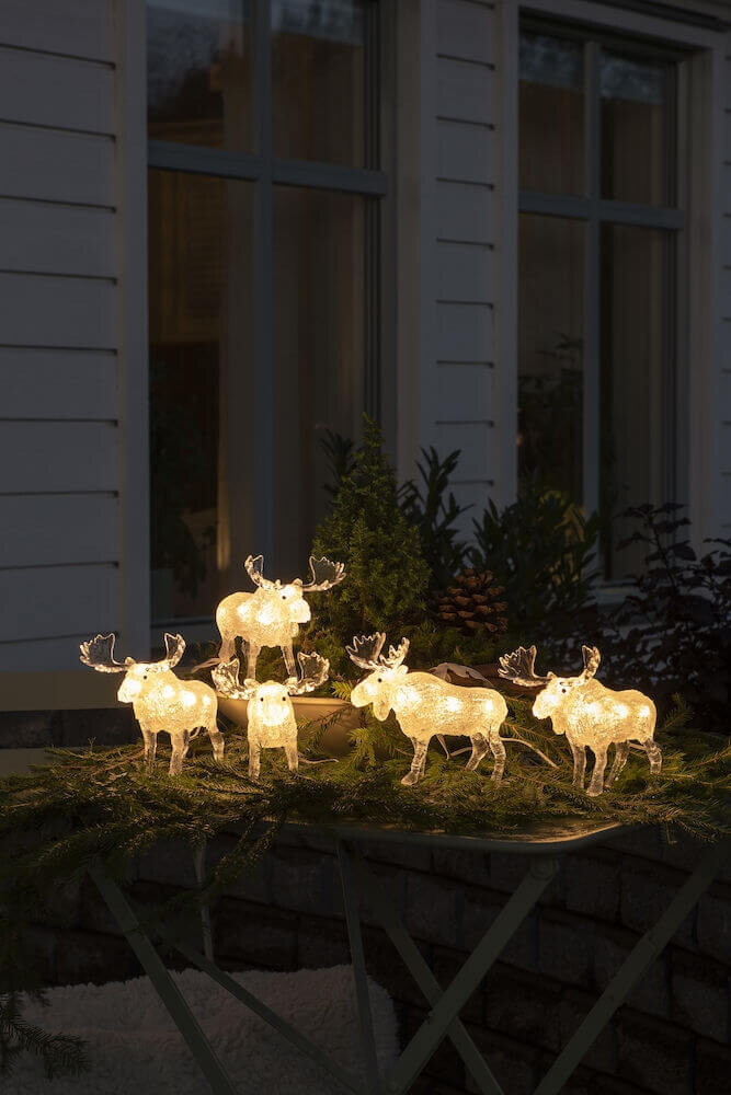 Eine beeindruckende Sammlung von fünf LED-Acryl-Elchen von Konstsmide, elegant beleuchtet mit 40 warmweißen Dioden