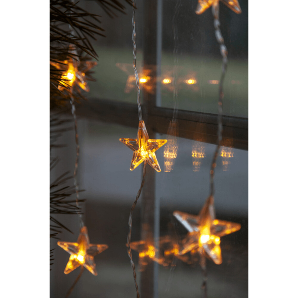 Prachtvolle warmweiße LED-Lichtervorhänge von Star Trading, akzentuiert mit funkelnden Sternen