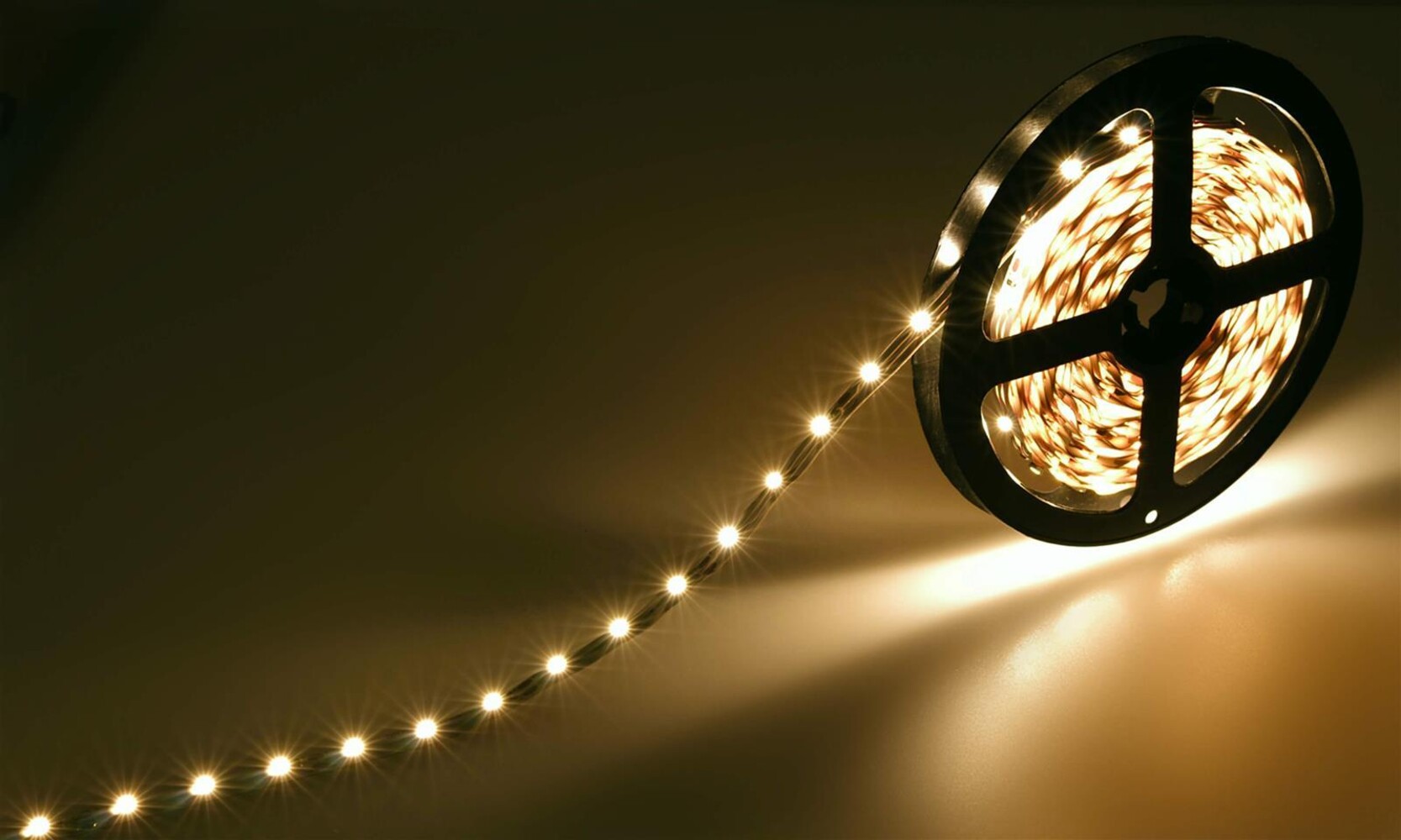 Hochwertiger LED Streifen warmweiß 2m lang für ein starkes und helles Licht von LED Universum