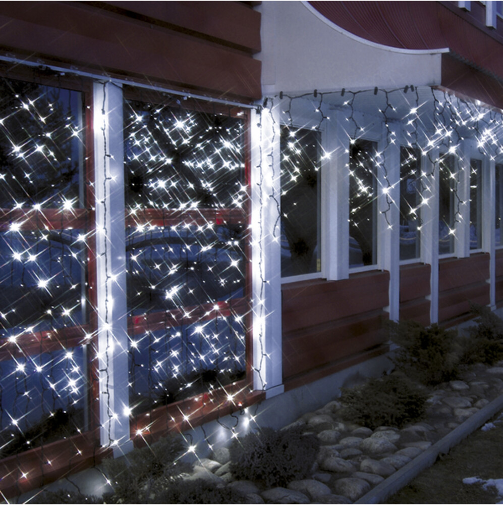 Prachtvolle Lichterkette mit kühlweißen Birnchen von Star Trading