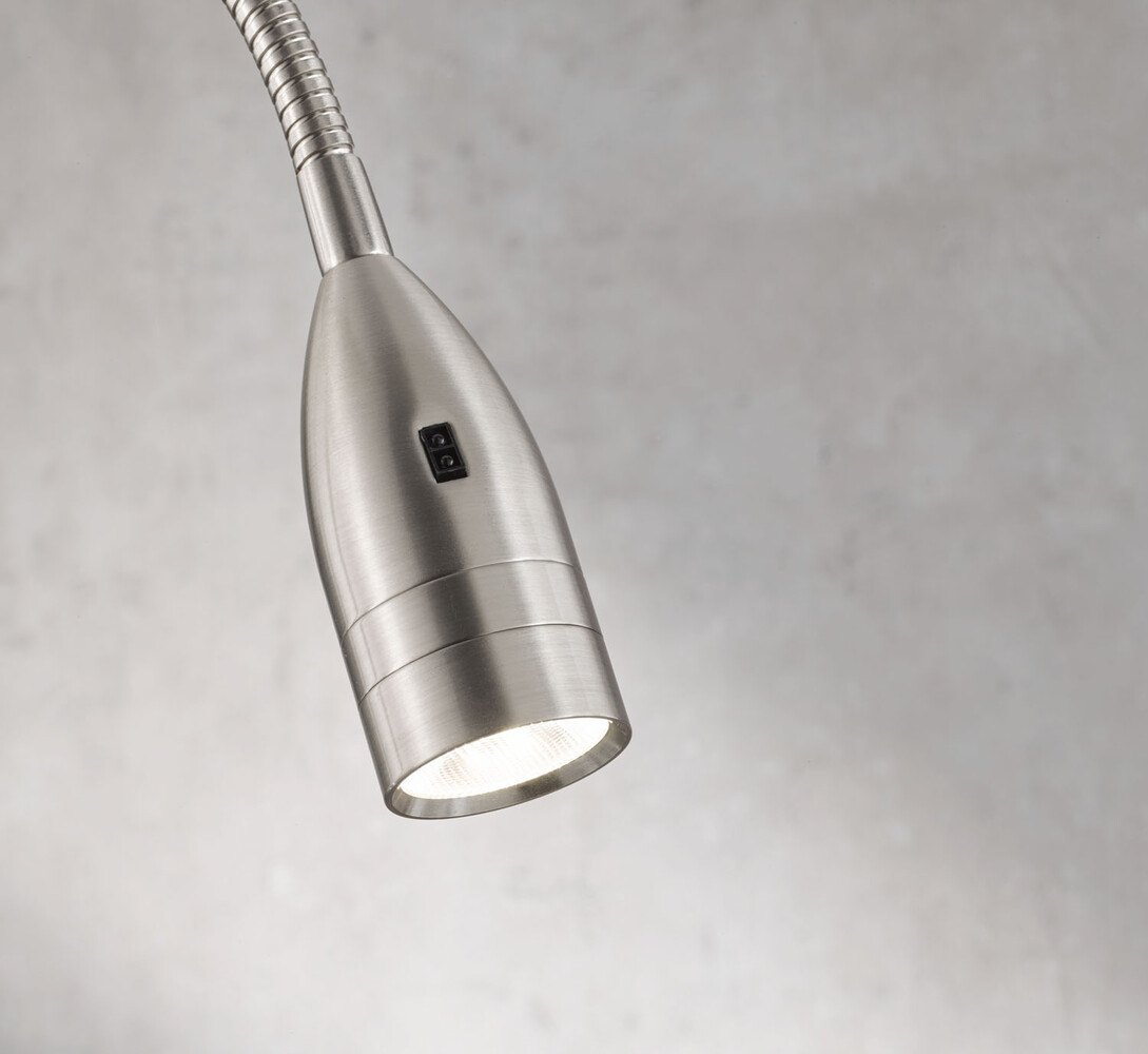 Exklusive Nachttischlampe von der Marke Fischer & Honsel in matt nickelfarbenem Design mit integrierter LED-Beleuchtung