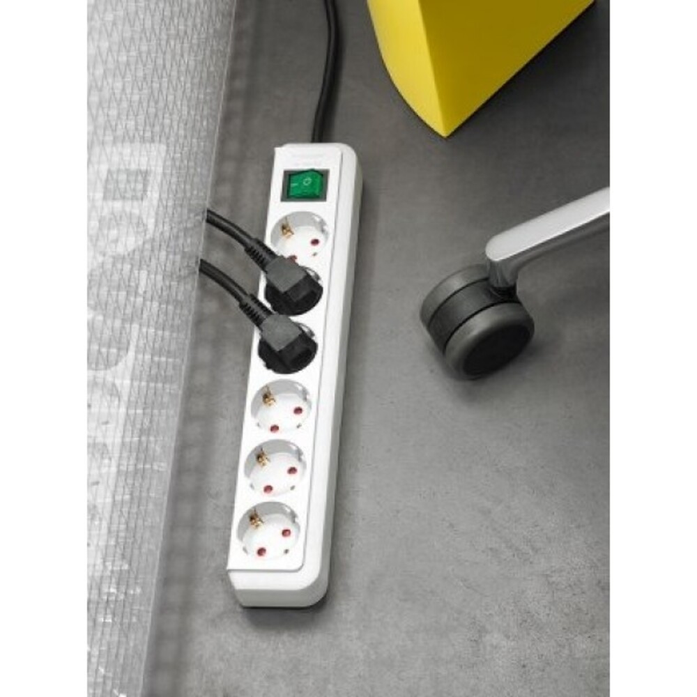 Praktische weiße Steckdosenleiste der Marke Brennenstuhl mit Schalter zum komfortablen Ein- und Ausschalten
