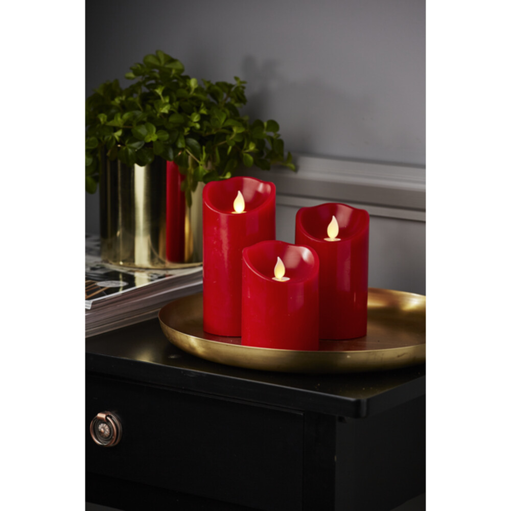 Bild einer leuchtenden LED-Kerze in strahlendem Rot mit beweglicher Flamme von Star Trading