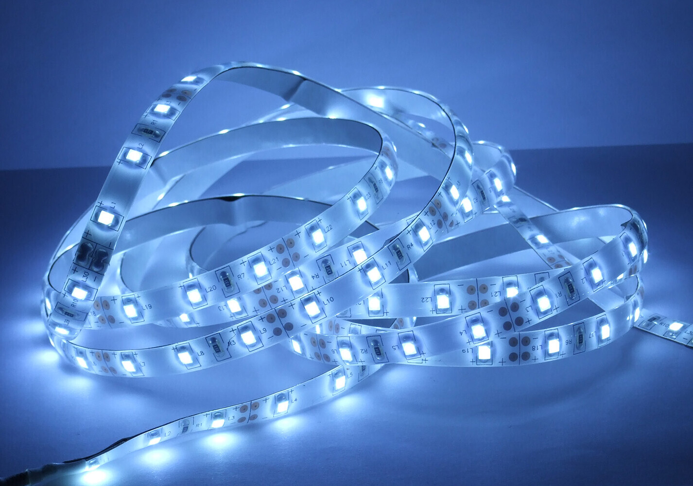 Hochwertiger, kaltweißer LED Streifen von LED Universum mit 60 LEDs pro Meter und IP65 Schutzklasse