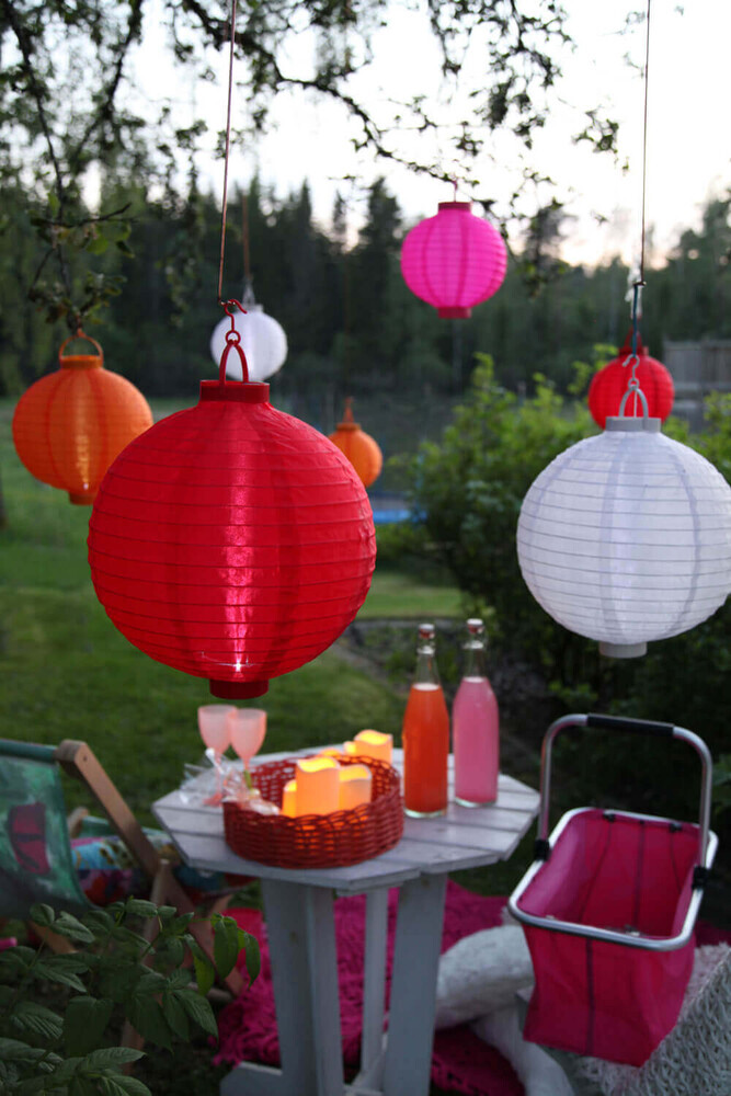 Farbenfroher pinker LED-Solarlampion von Star Trading zur dekorativen Beleuchtung im Outdoor-Bereich