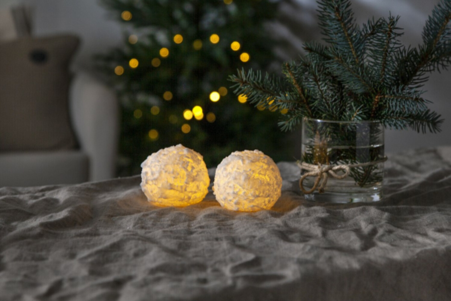 Herrlich schimmernde LED-Kerzen von Star Trading mit charmantem Schneeball-Design