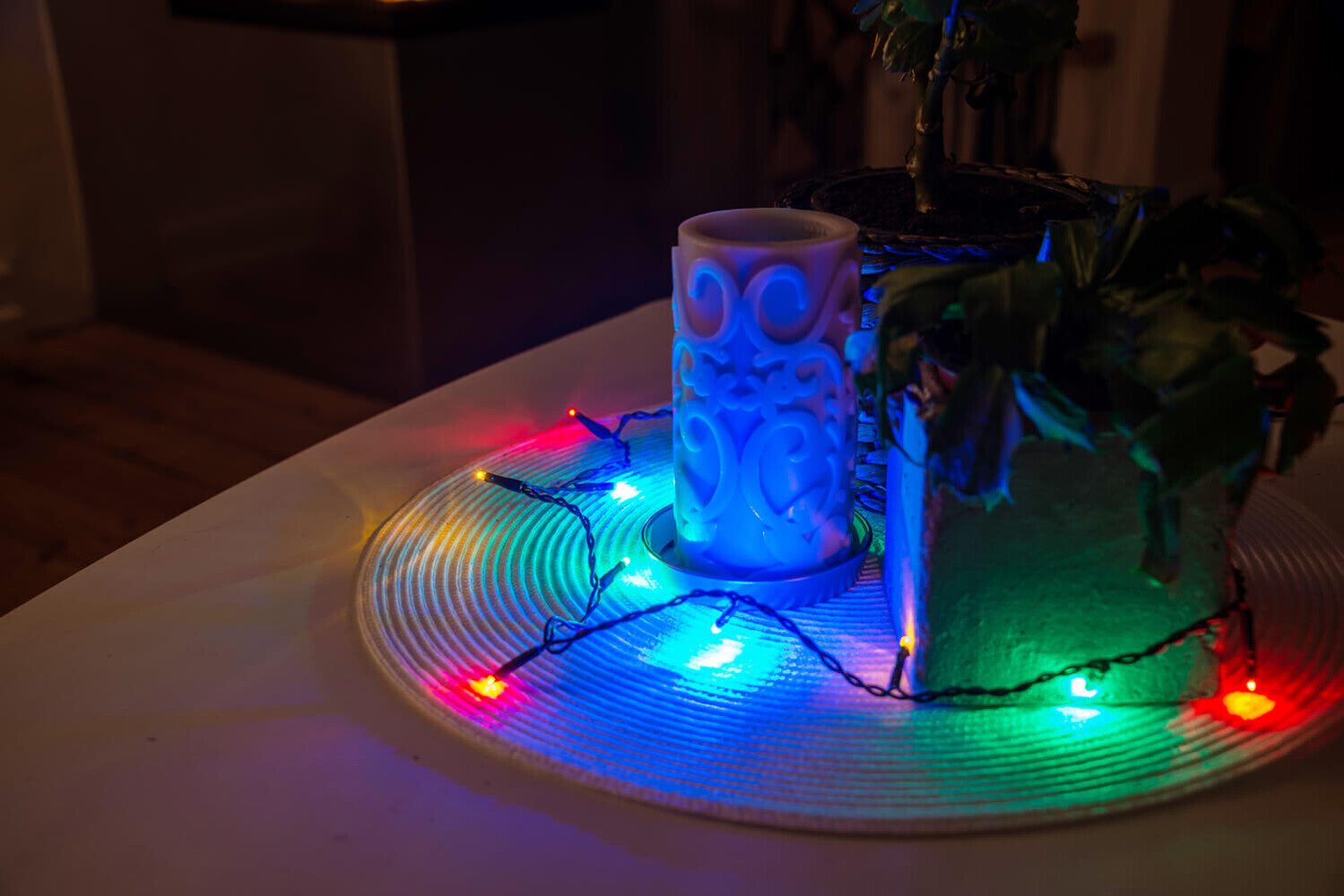 Bunte LED-Lichterketten von Konstsmide mit dunkelgrünem Kabel