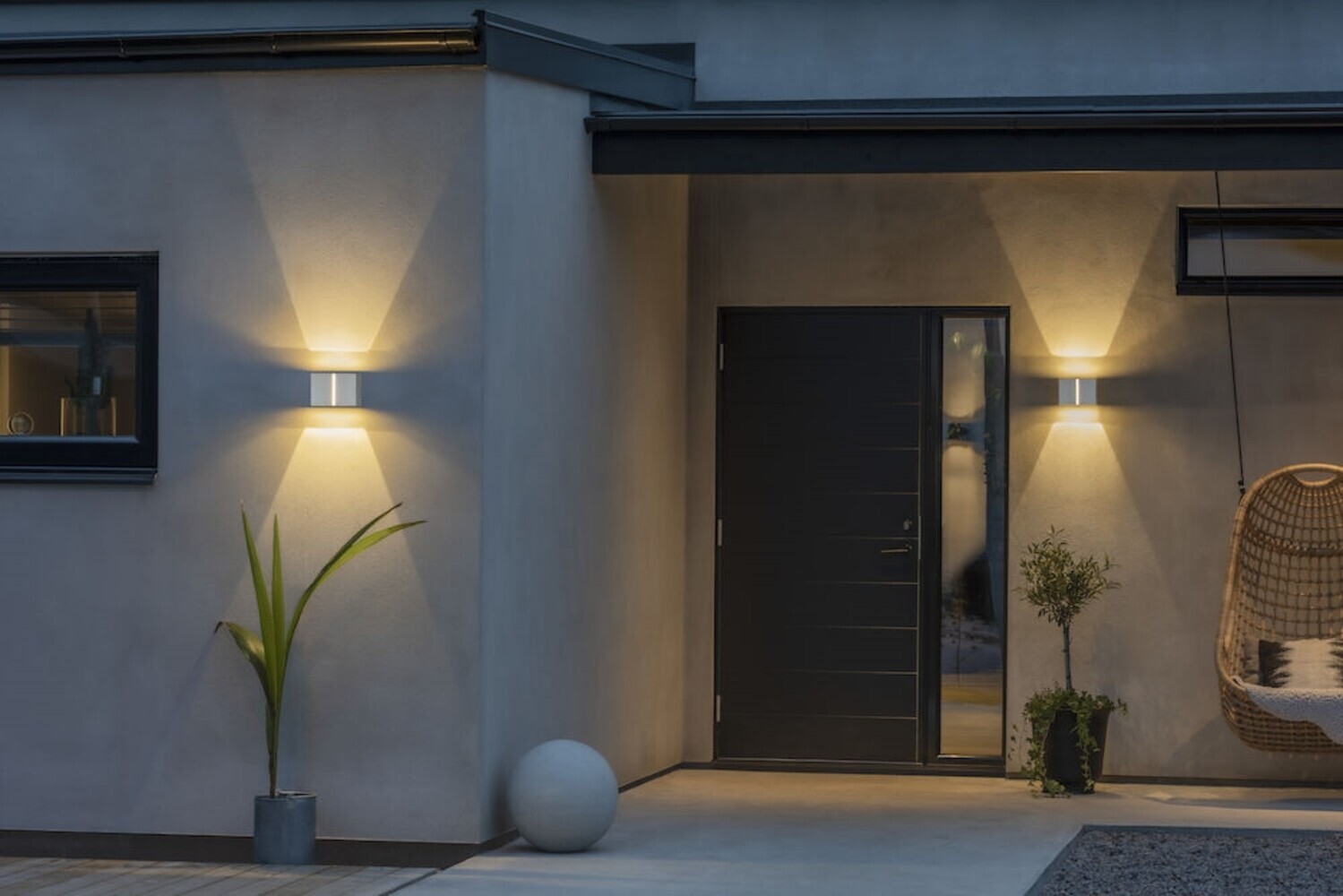 Weiße Außenwandleuchte Pavia LED von Konstsmide beleuchtet wohlige den Außenbereich