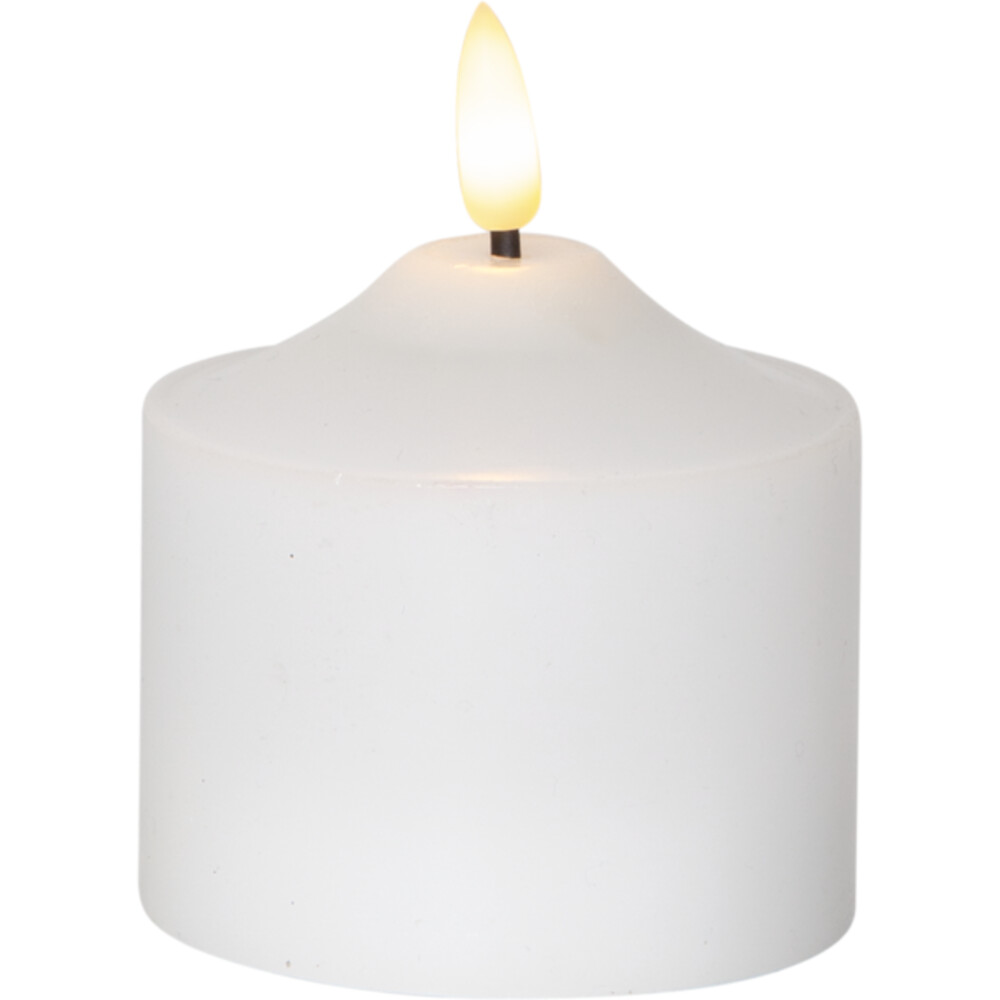 Helle und warmweiße LED Kerze von Star Trading mit der Maße von etwa 7,5 x 9,5 cm
