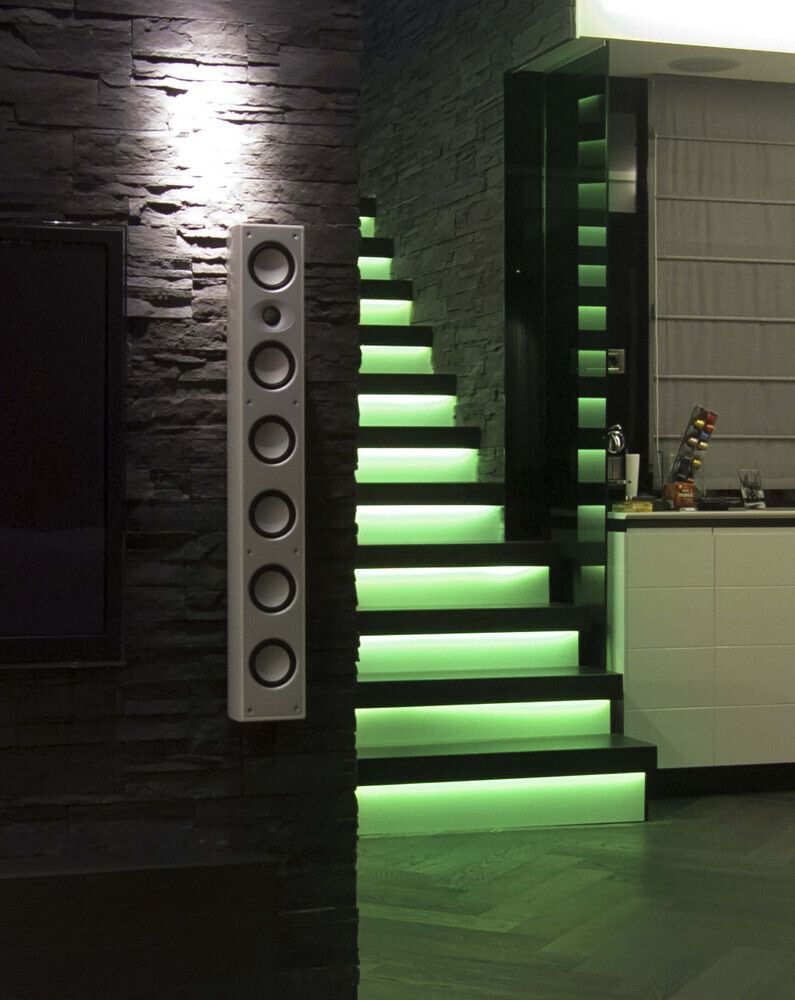 Ein hochwertiger LED Streifen von LED Universum für Treppenbeleuchtung in strahlendem Grün