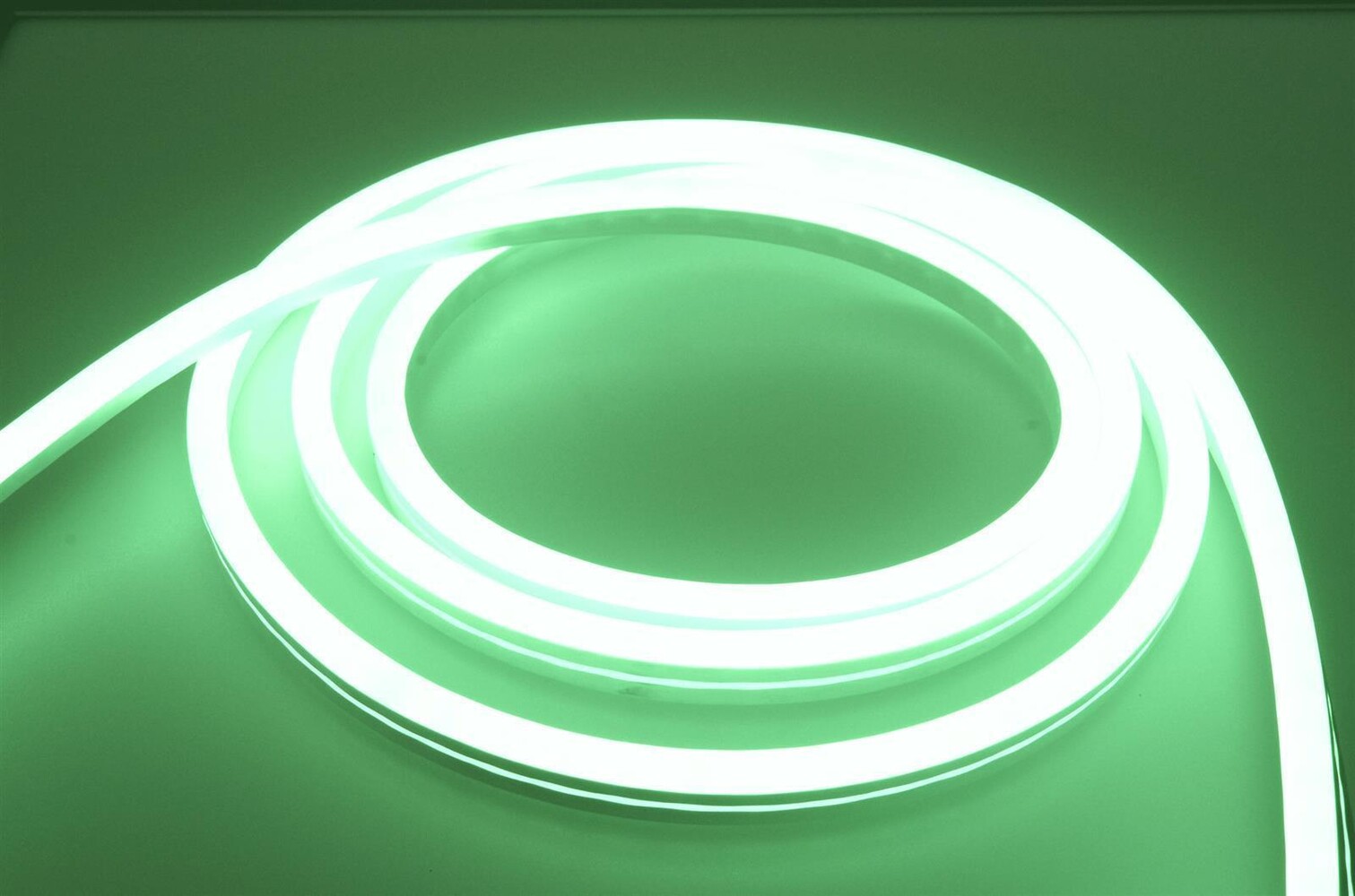 Hochwertiger, leuchtender 24V LED NeonFlex Streifen in RGB von LED Universum