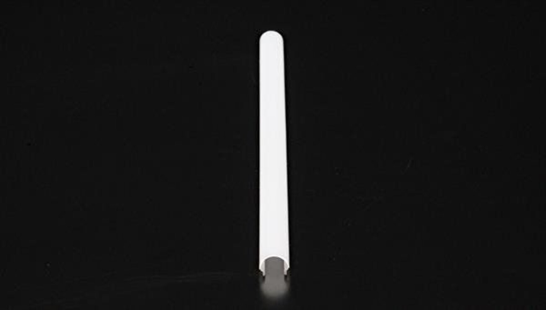 Detailansicht der edlen Abdeckung von der Marke Deko-Light in einer Länge von 3000 mm, Breite von 16 mm und Höhe zwischen 13 und 15 mm