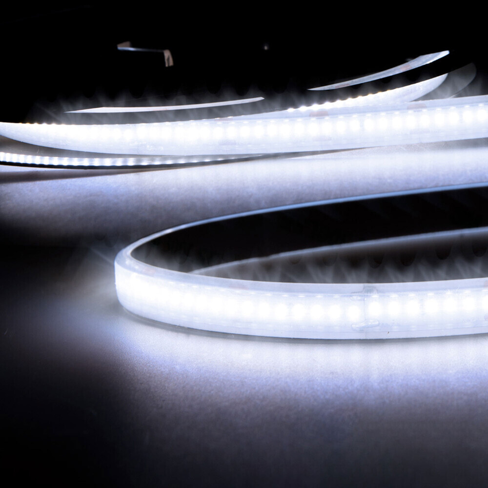 Ausdrucksstarkes Bild eines LED Streifens von Isoled, kaltweiß und hocheffizient