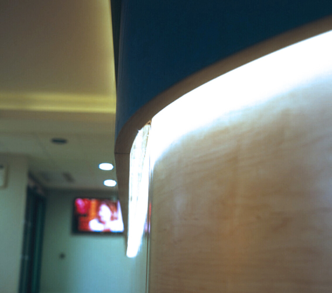 Hochwertiger LED-Streifen in kaltweißem Licht mit 60 LEDs pro Meter, ideal für Smart Home Lösungen von LED Universum