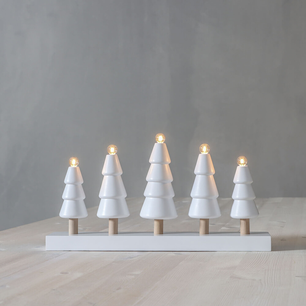 Stilvoller fünfflammiger Leuchter mit warmweißem Licht und filigranen Tannenbaum-Details von Star Trading