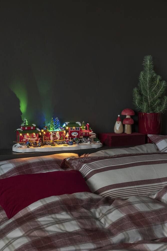 Farbenfrohe Leuchtfigur von Konstsmide, detailreich gestaltet mit rotierendem Weihnachtsbaum und spielender Musik