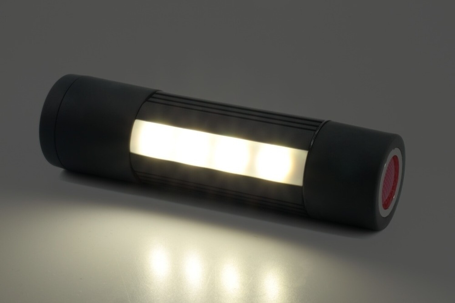 LED Taschenlampe von HyCell, leistungsstark mit Magneten und Gürtelclip - ideale Arbeitslampe für Auto und Werkstatt