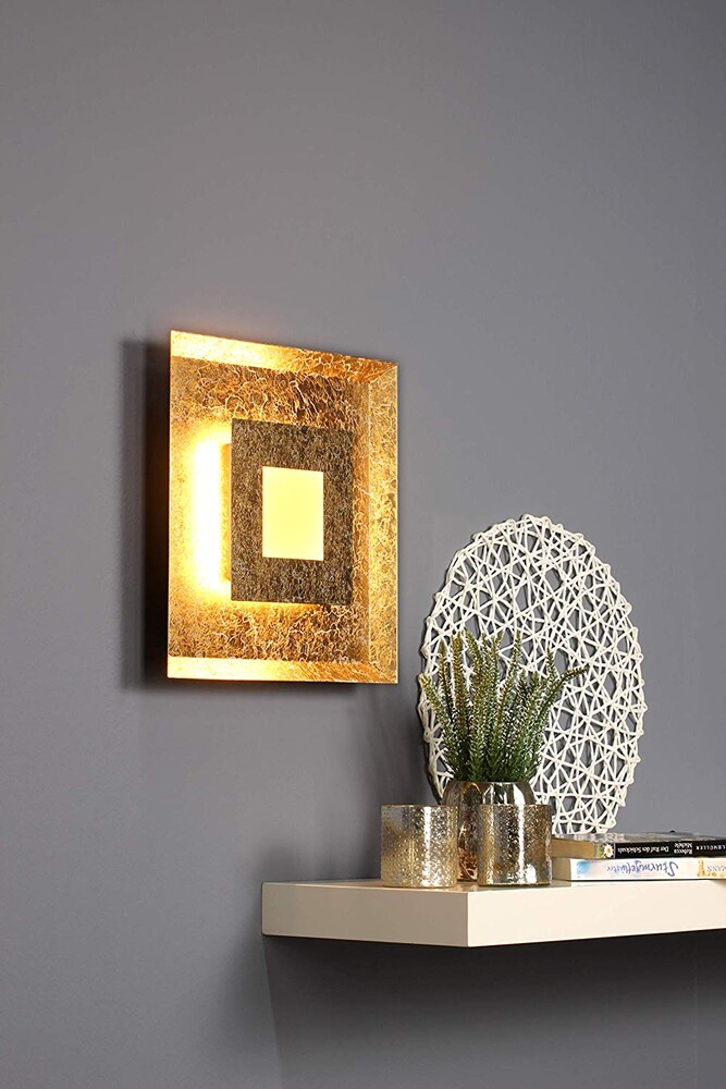 Ein schickes und goldenes Wandleuchten Modell von ECO-LIGHT, das einen charmant ansprechenden Glanz verbreitet