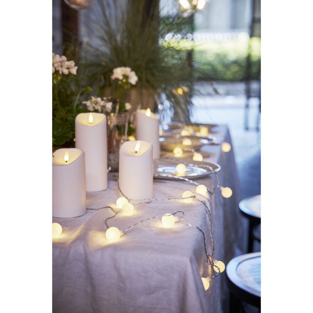 LED Kerze mit flackernder Flamme von Star Trading, hergestellt aus weißem Kunststoff, geeignet für den Außenbereich