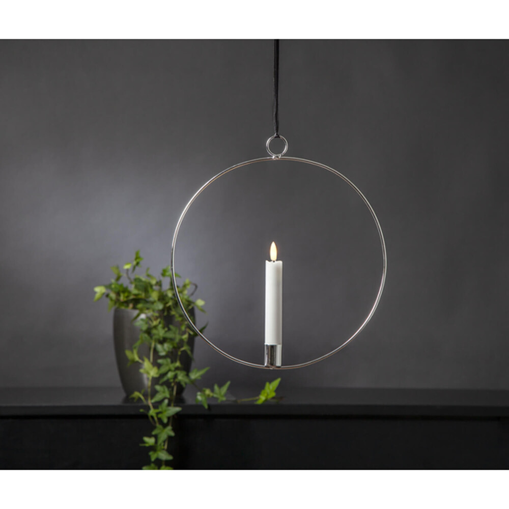 Eine stilvolle silberne Hängeleuchter-LED-Kerze von Star Trading mit warmweißem Licht