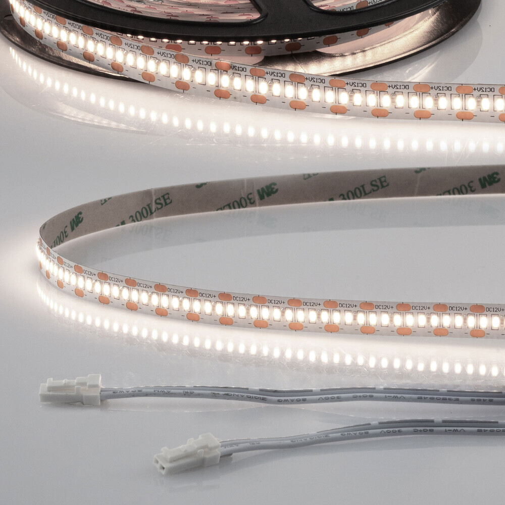 Hochwertiger LED Streifen von Isoled, leuchtet in kühlem Weiß und beeindruckt durch hohe Energieeffizienz und Robustheit