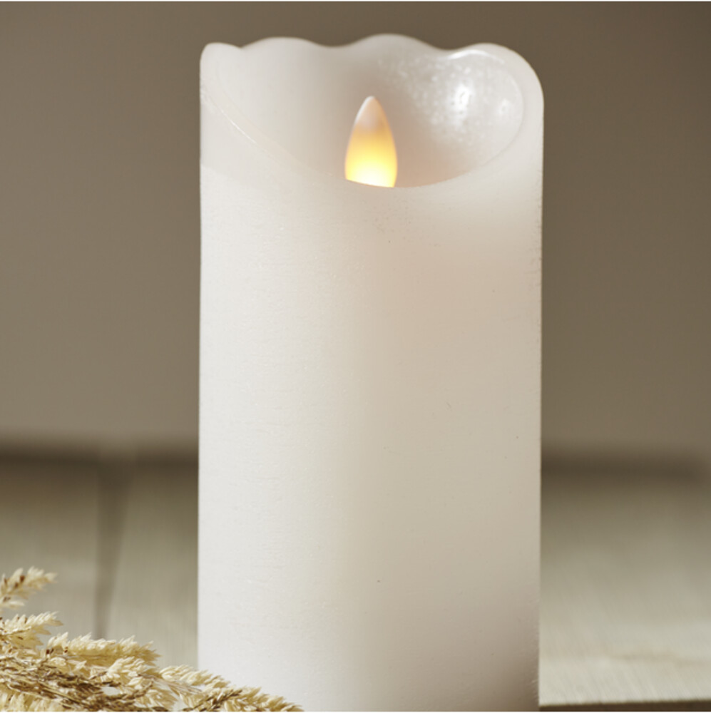 Stimmungsvolle LED Kerze von Star Trading mit flackender Flamme und elegantem Aussehen