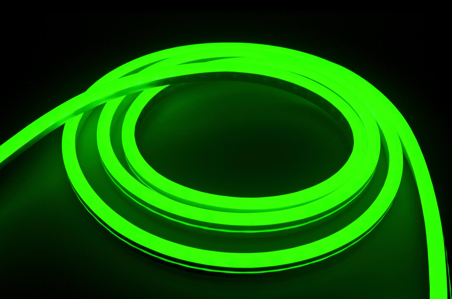 Spannender professionaler 230V LED NeonFlex Streifen in lebhaftem RGB-Farbspiel von LED Universum