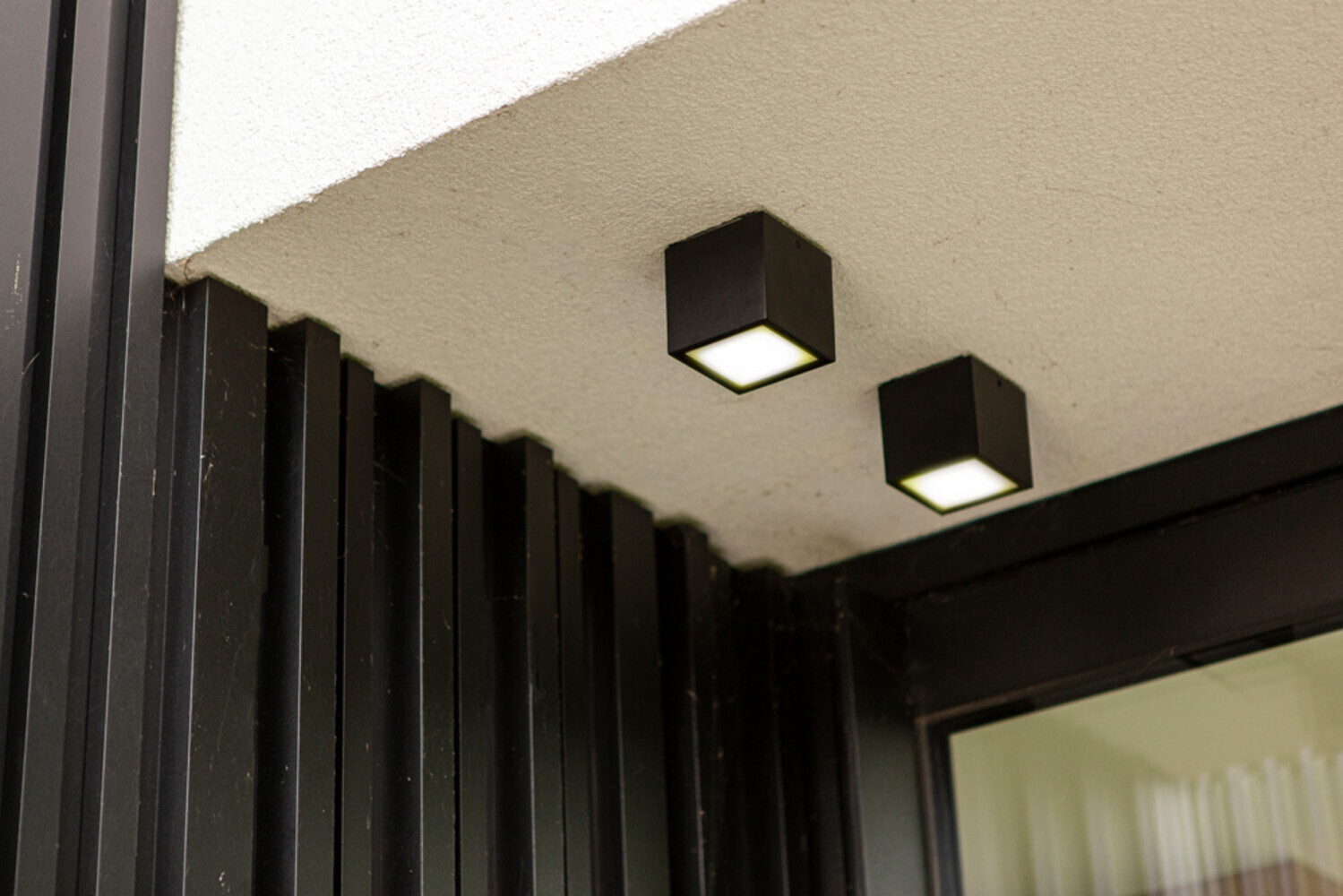 Hochwertige, anthrazitfarbene Außendeckenleuchte von ECO-LIGHT mit effizienter LED-Technologie