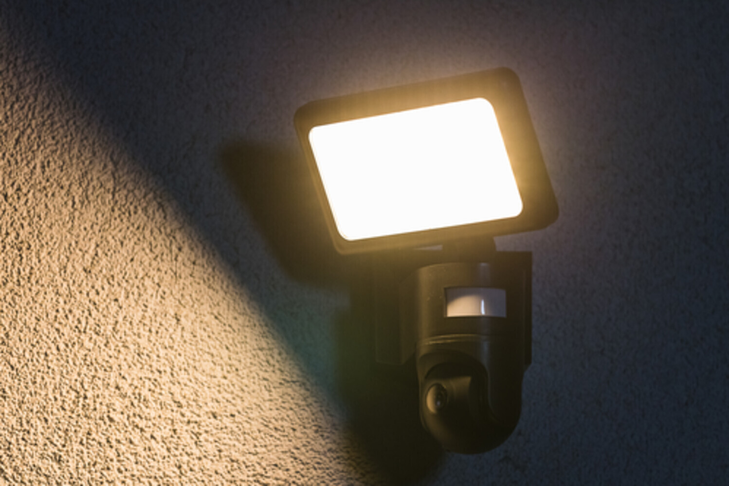 Ein hochwertiger und langlebiger Außenstrahler von LEDVANCE, der jede Umgebung perfekt beleuchtet