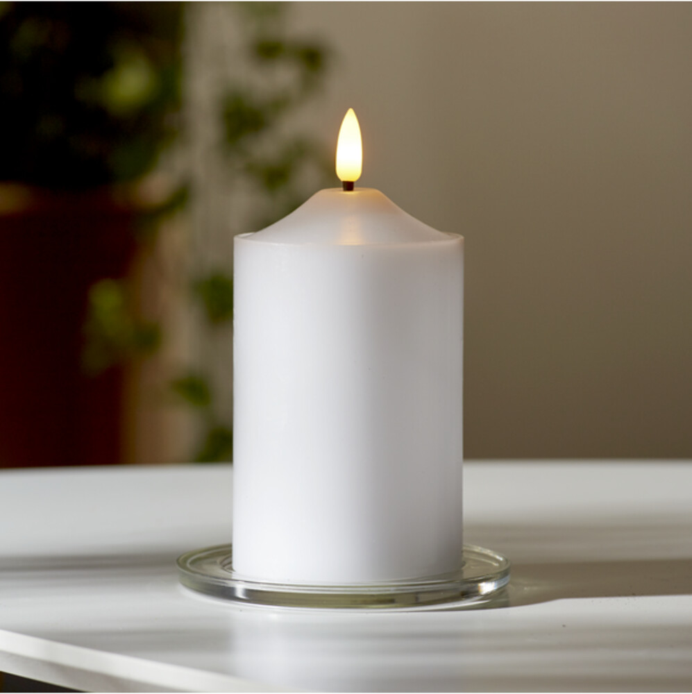 Fesselndes Bild einer weiß leuchtenden LED Kerze von der renommierten Marke Star Trading