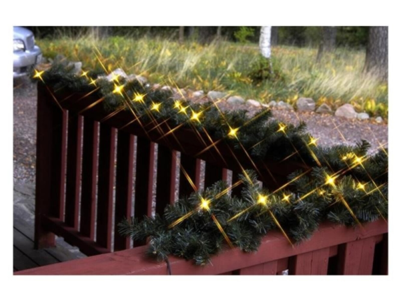 Strahlende grüne Girlande im Außenbereich mit warmweißen LED-Lichtern von Star Trading