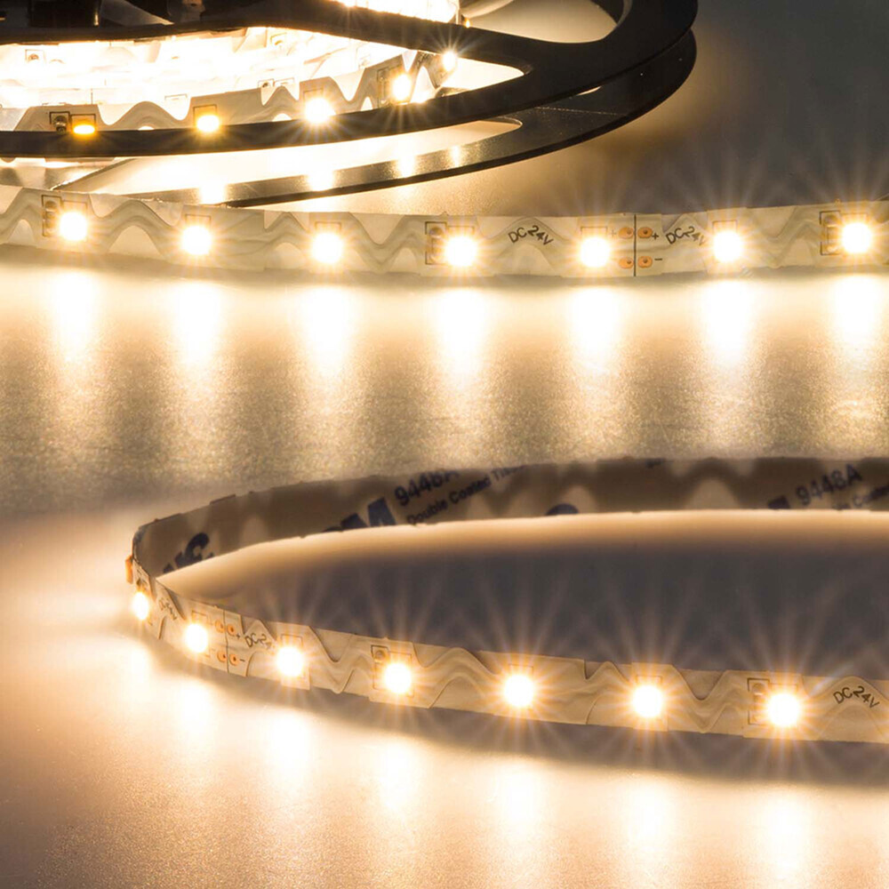 Hochwertiger Isoled LED Streifen für Winkel und Ecken in warmweißer Farbe
