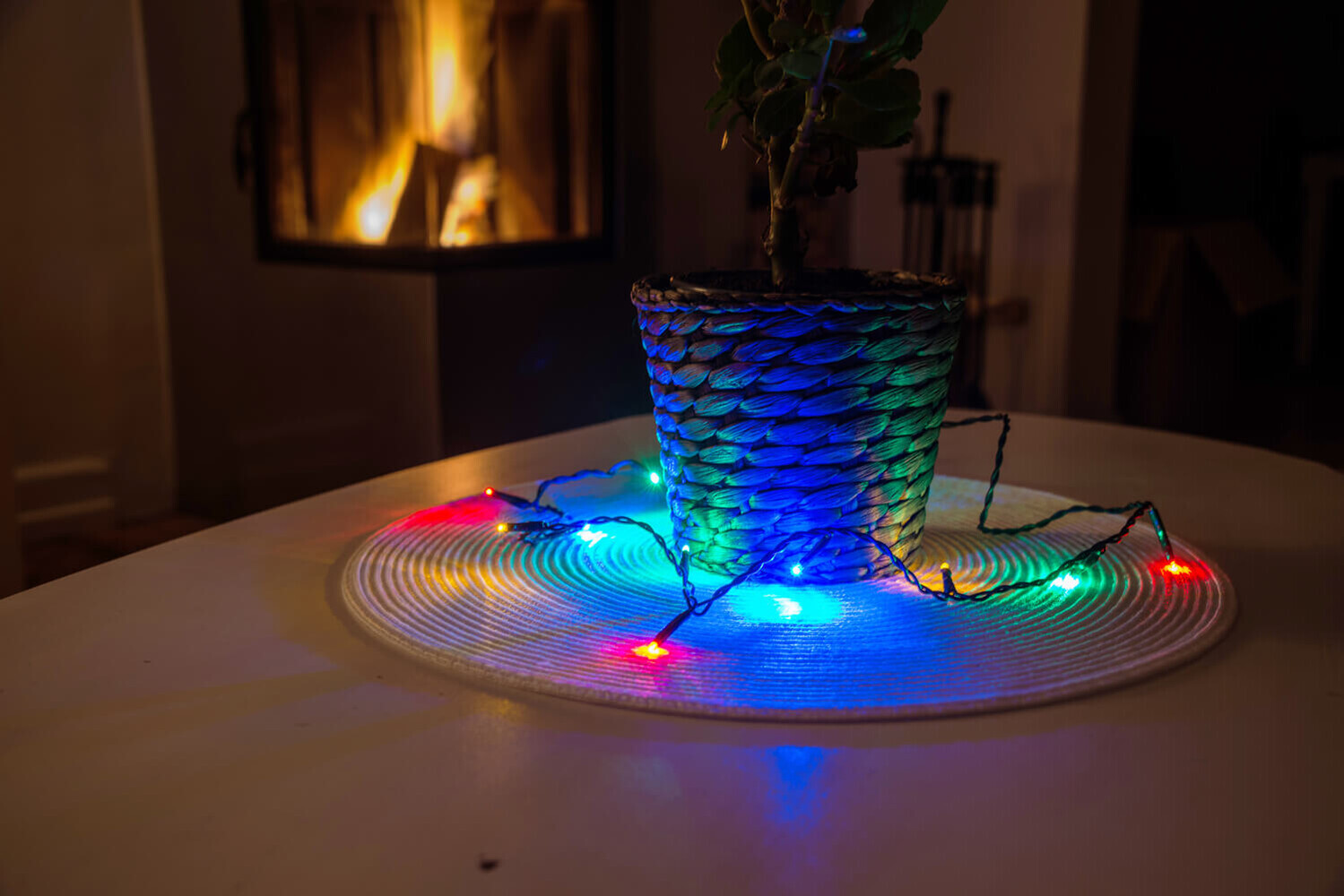 Farbenfrohe LED Lichterkette von Konstsmide mit dunkelgrünem Kabel