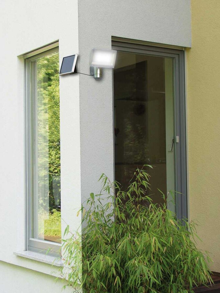 Hochwertiger Brennenstuhl Solar LED Strahler für die Außenbeleuchtung von Gärten und Terrassen mit beeindruckend hellen Lichteffekten