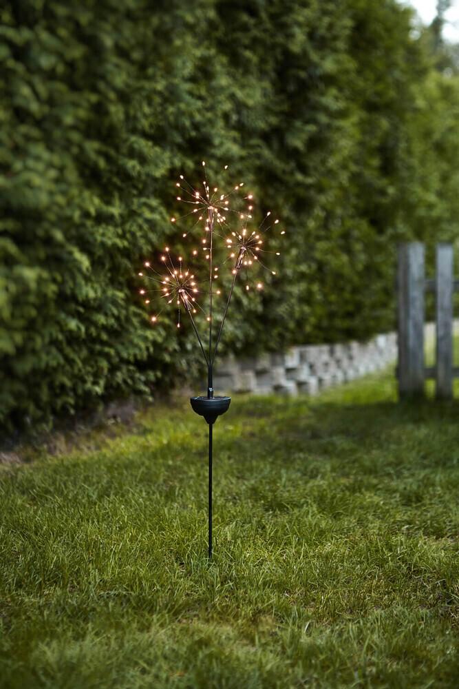 Beeindruckender schwarzfarbener Solarstab Firework mit warmweißen LED-Leuchten von Star Trading