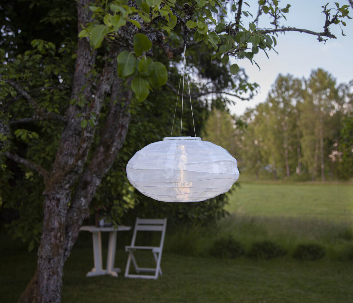 Charmant gestalteter weißer Solarlampion von Star Trading für Outdoor-Nutzung