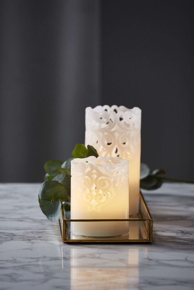 Hübsche weiße LED Wachskerze von Star Trading mit liebevollem Rankendesign und praktischer Timerfunktion