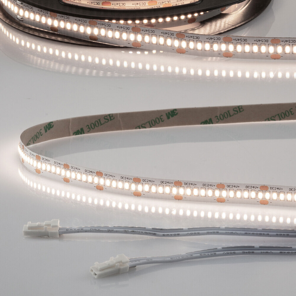 Qualitativ hochwertiger LED Streifen von Isoled, leuchtet mit kühler 4000K Farbtemperatur, flexibel und einfach nachzurüsten.