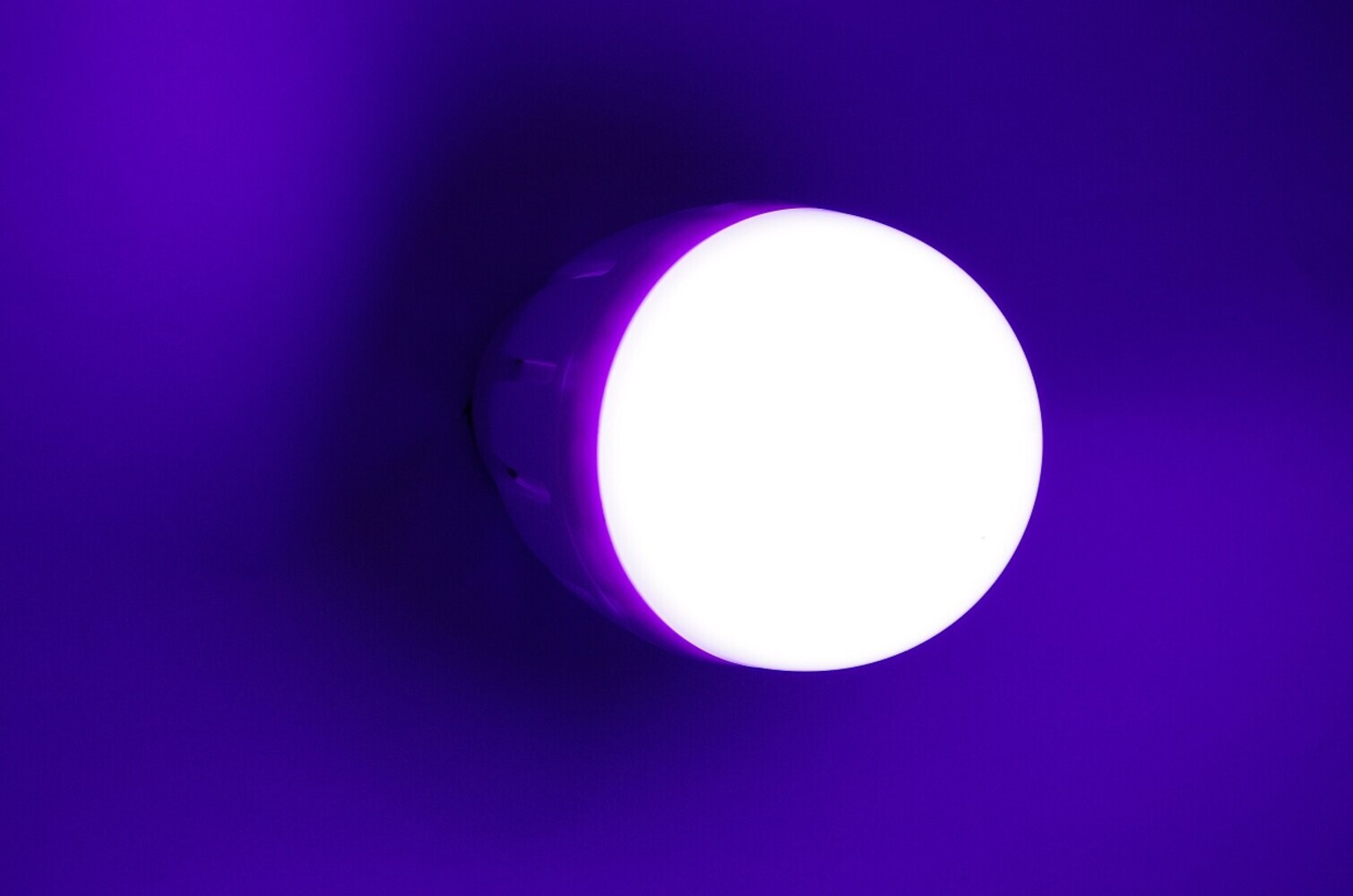 Hochwertige RGBW LED Birne 6 Watt E27 von LED Universum