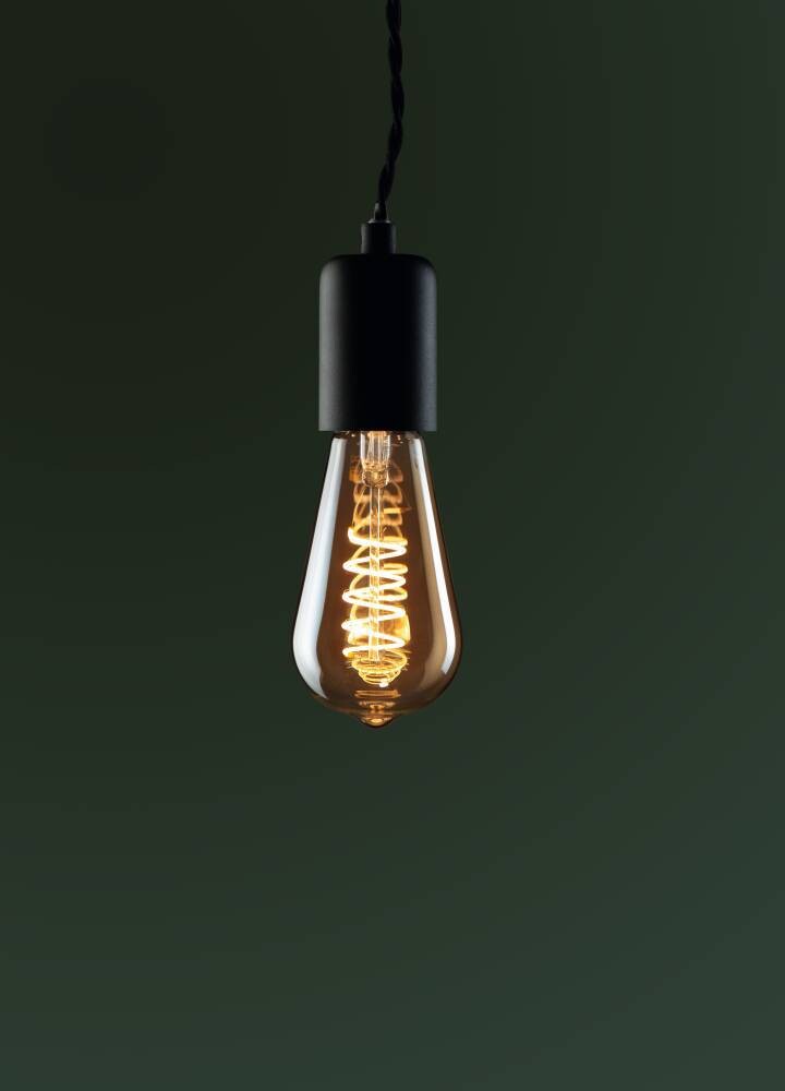 Brillantes und energieeffizientes Leuchtmittel von EGLO in amber-goldenem Glas